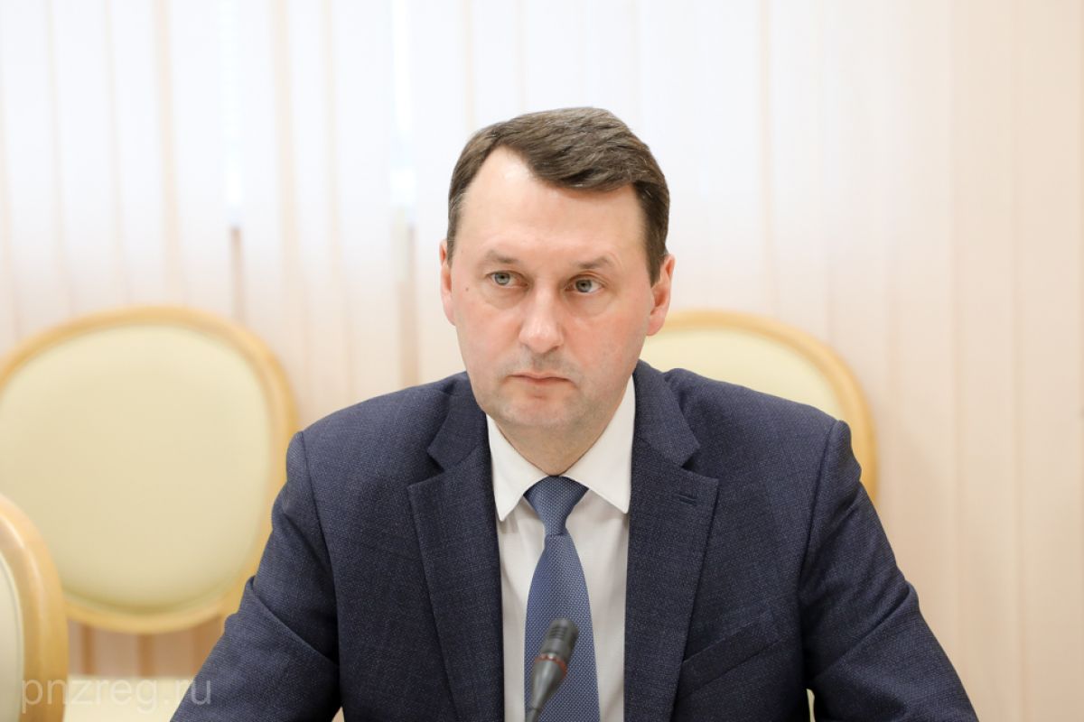 Председатель областной комиссии по делам несовершеннолетних и защите их прав Олег Ягов поздравил выпускников с последним звонком