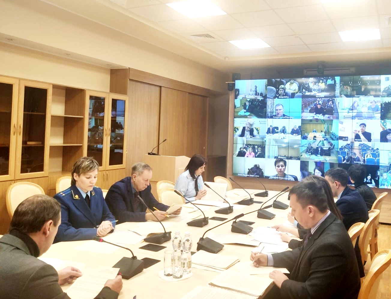 На заседании областной комиссии обсудили проблемы замещающих семей и трудоустройства подростков
