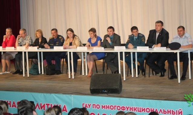 В Доме молодежи состоялась профилактическая встреча с подростками "Безопасное лето"