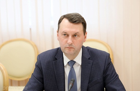 Председатель областной комиссии по делам несовершеннолетних и защите их прав Олег Ягов поздравил выпускников с последним звонком