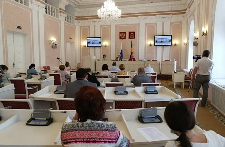 В Законодательном собрании Пензенской области состоялось обсуждение федеральных законопроектов о порядке отобрания ребёнка у родителей